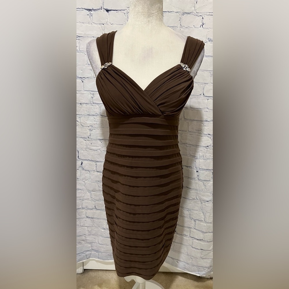 R&M Richards Brown V Neck Jersey Sheath Ruched Dress Size 6